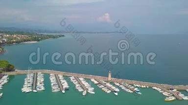 意大利加尔达湖的船只和海岸鸟瞰图。暑假飞越拉戈迪加尔达的船只和海岸线。